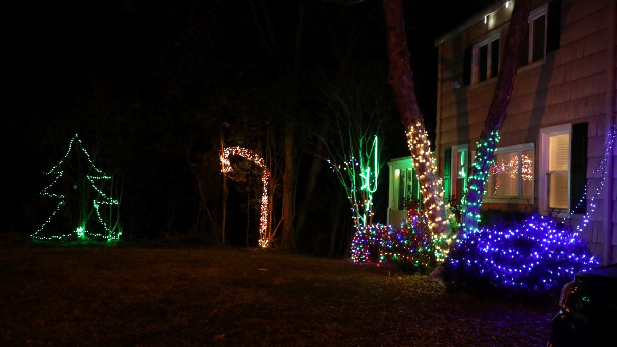 Photo by Laura Philion. Ross Oliveira’s holiday lights blink on and off in sync with Christmas music.