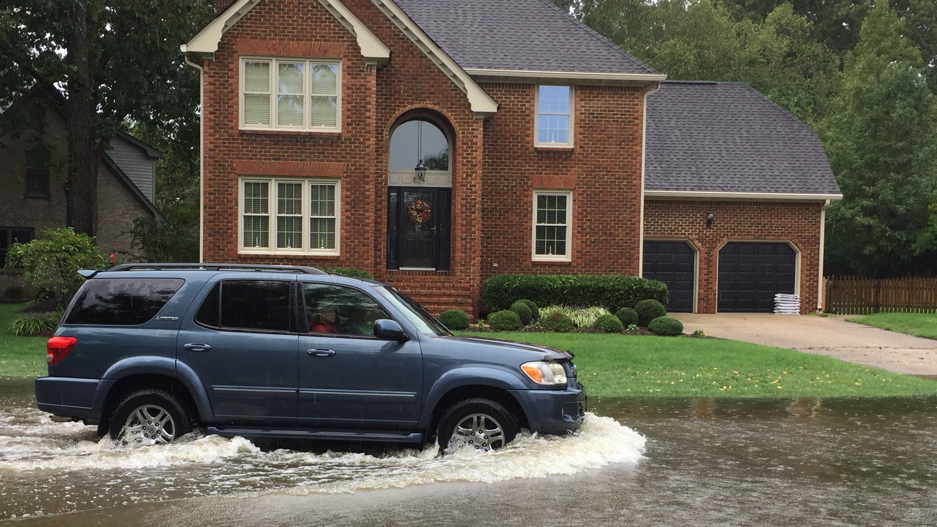 Flooding in the Great Bridge neighborhood of Chesapeake during a storm. (Image: Katherine Hafner)