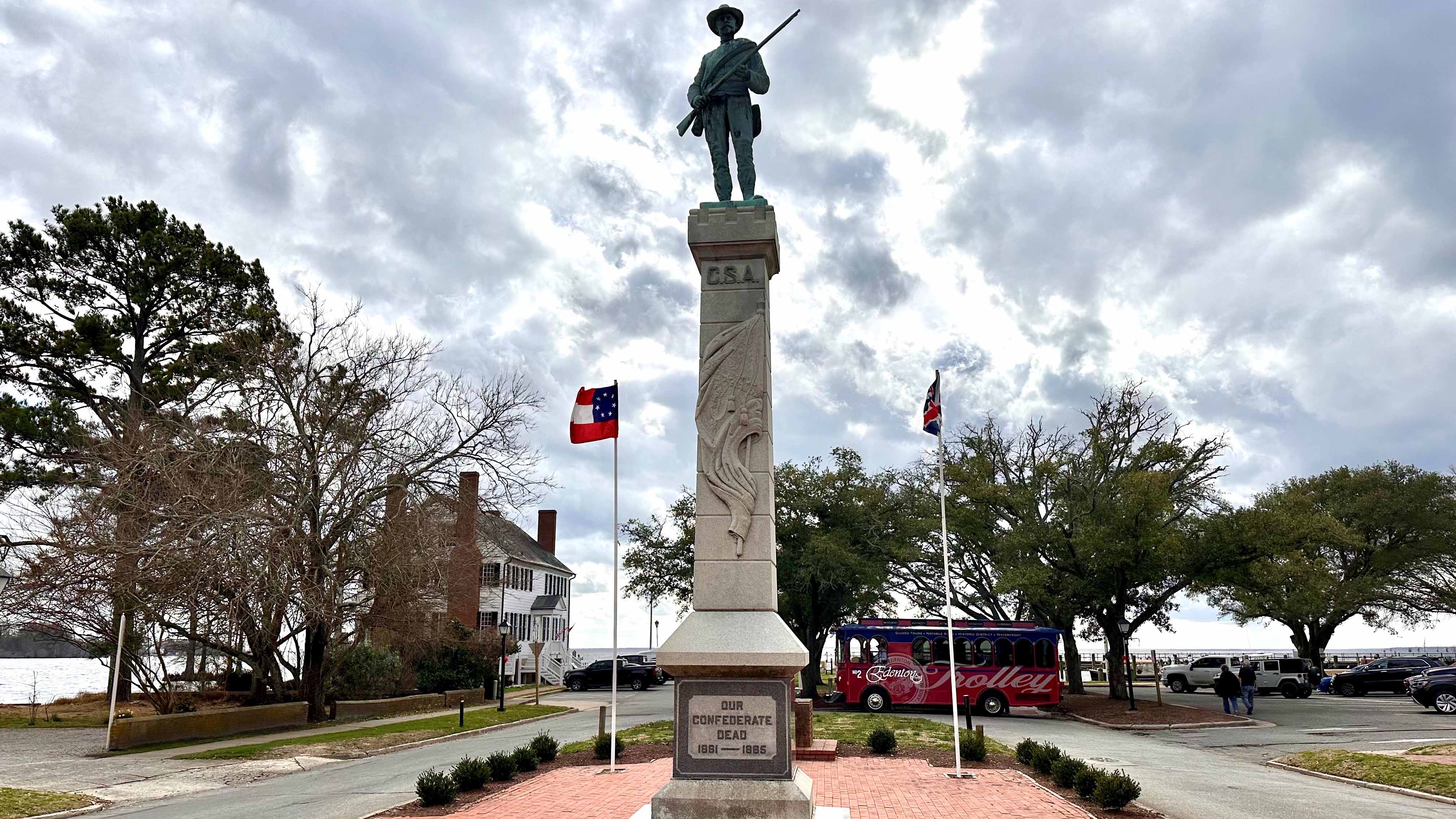 Almost a year after voting for its removal, Edenton’s Confederate monument remains